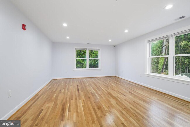 Building Photo - 711 Lamberton Dr