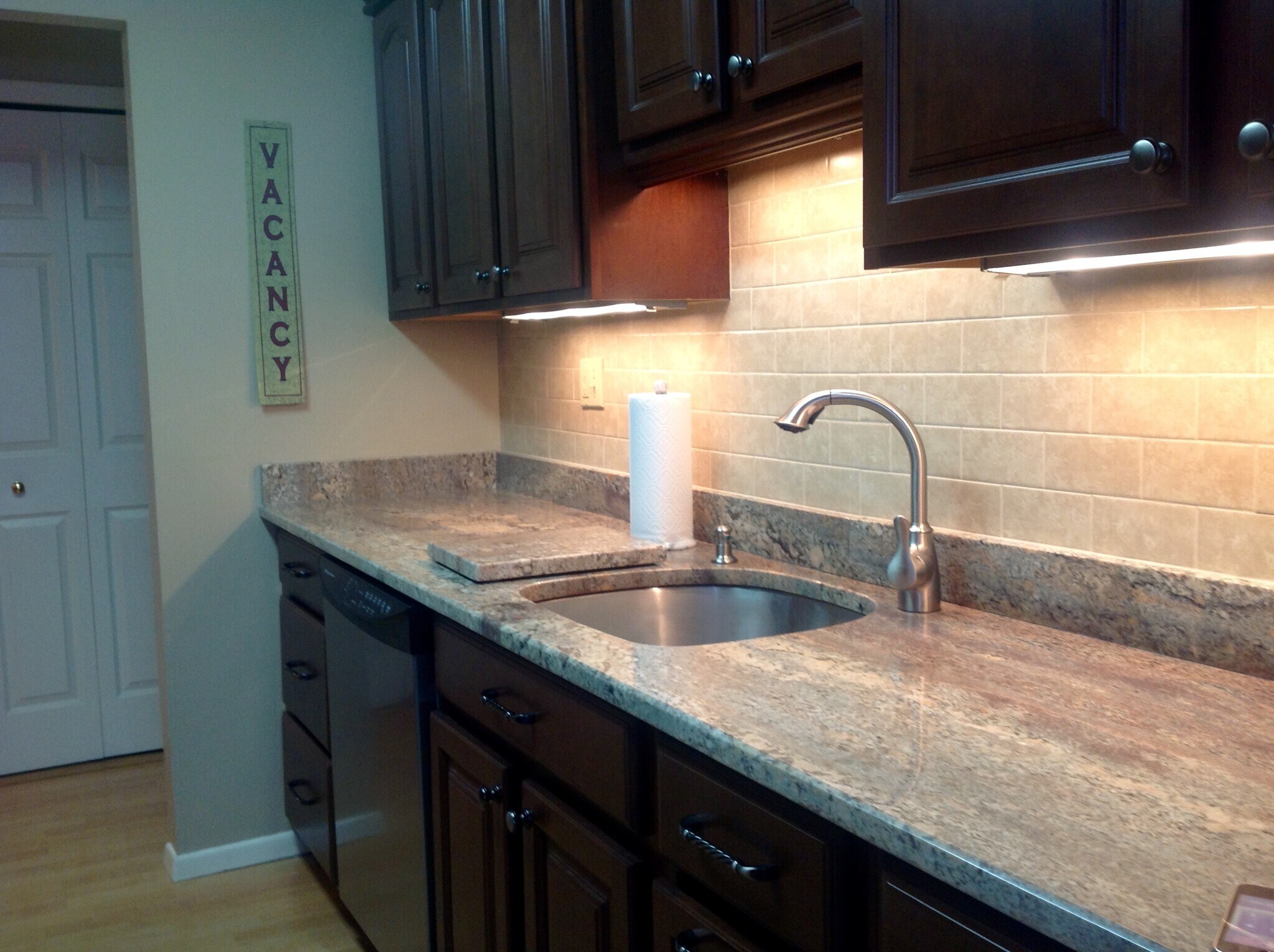 Kitchen w/ granite counters - 893 Farmington Ave