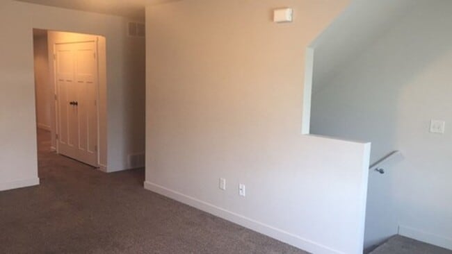 Building Photo - 3 Story Vineyard Townhome w 1 car attached...
