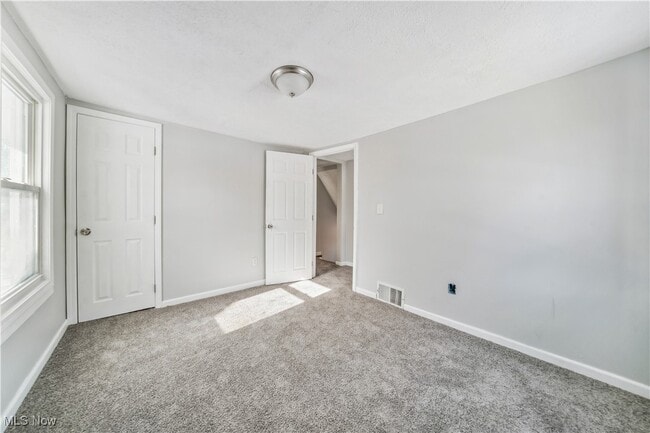 Building Photo - 702 Grace Ave