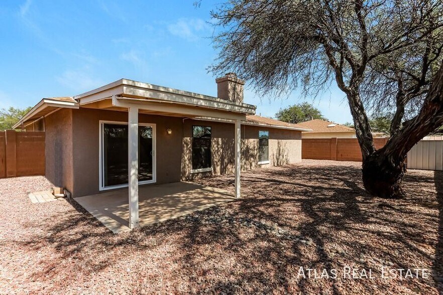 Building Photo - 7648 S Danforth Ave