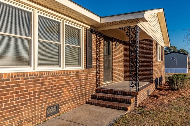 Building Photo - Adorable Brick Ranch 3 BR | 1.5 BA in Goldsboro