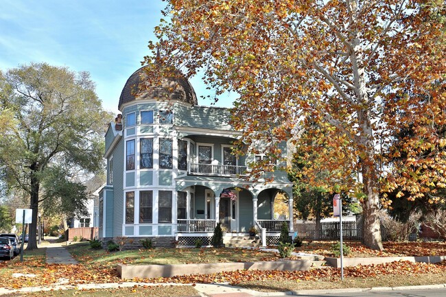 Building Photo - 398 W 5th Ave