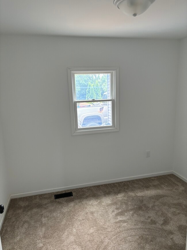 Building Photo - 1143 N Oak Rd
