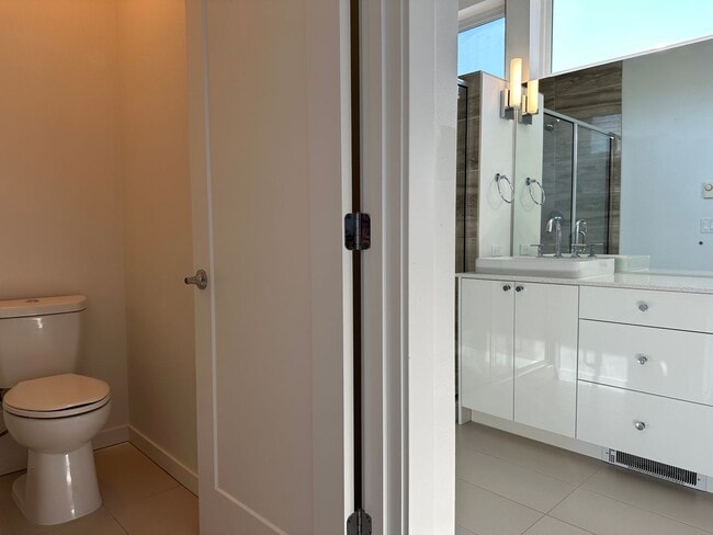 Building Photo - Stunning Central District Townhome