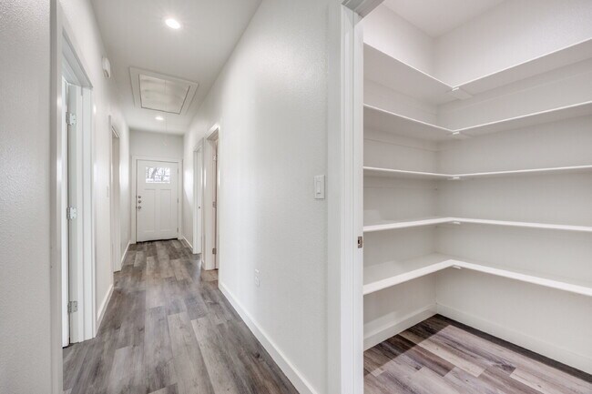 Building Photo - 3-Bed Home with Fenced Yard & Attached Garage in Sunny Side – Denison