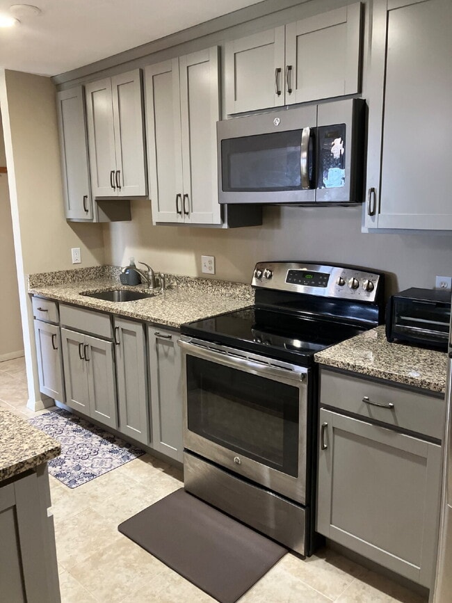 Building Photo - Modern & furnished studio unit available NOW!