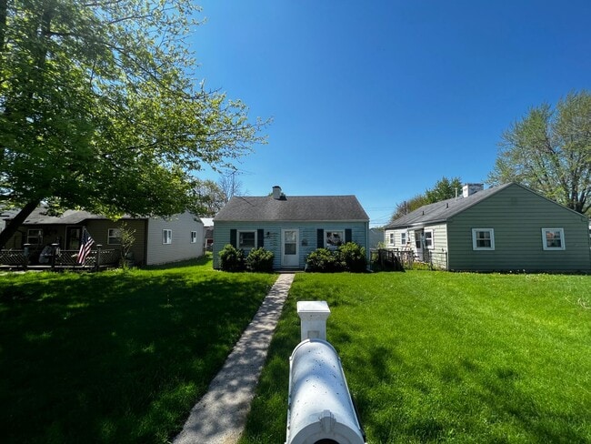 Primary Photo - Nice 2 Bedroom / 1 Bathroom Unit - Great L...