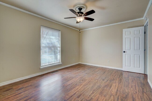 Building Photo - 4 bed 3 bath home!