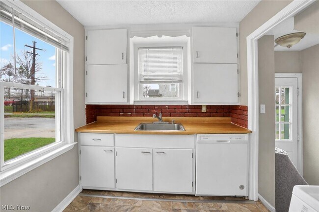 Building Photo - 1568 Parker Dr