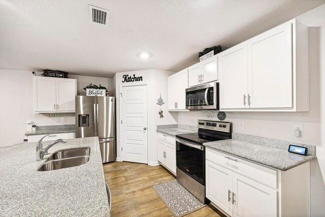 Building Photo - Updated and Move In Ready 4/2 in Cantonment