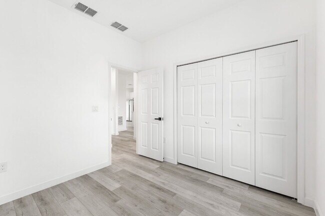 Building Photo - Stylish & Spacious 3 Bedroom Home in Prime Location!