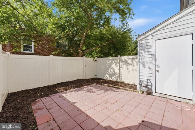 Building Photo - 5603 Independence Cir
