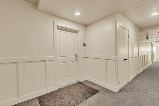 Building Photo - Top Floor Crestview Condo