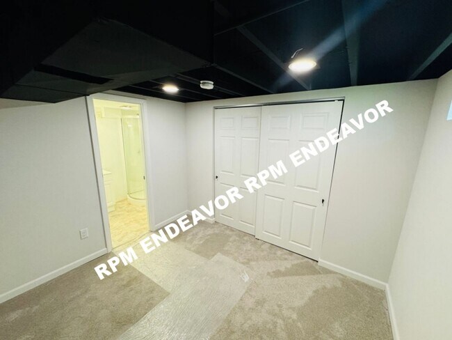 Building Photo - Modern 3-Bed Home in Quiet Neighborhood. F...