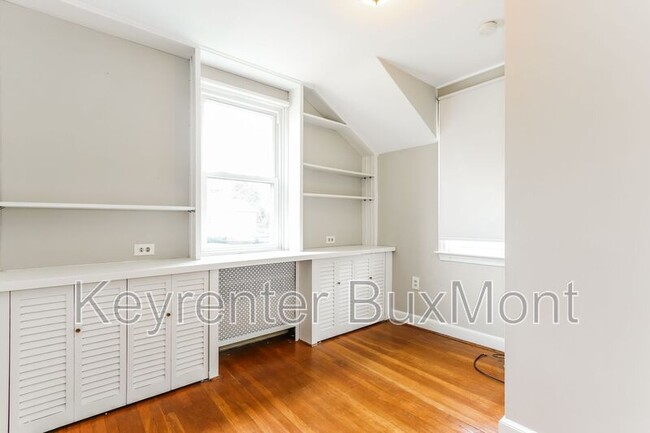 Building Photo - 2032 Jenkintown Rd