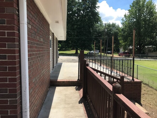 Building Photo - 105 Knoxville Rd