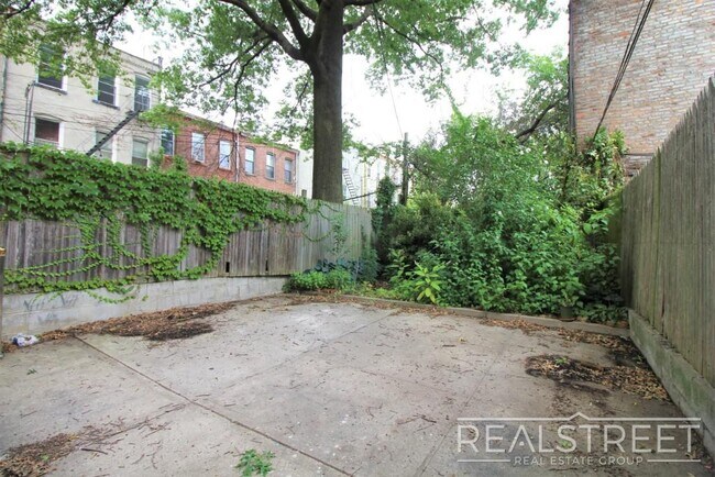 Building Photo - NO FEE! 3 BED 1.5 BATH DUPLEX in Stuyvesan...