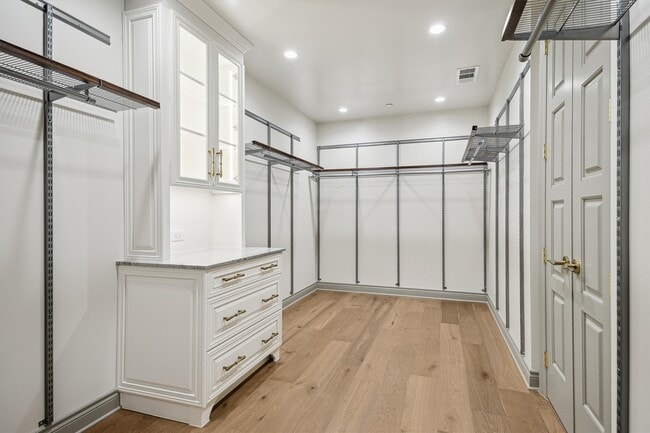 Building Photo - 1717 Bissonnet St