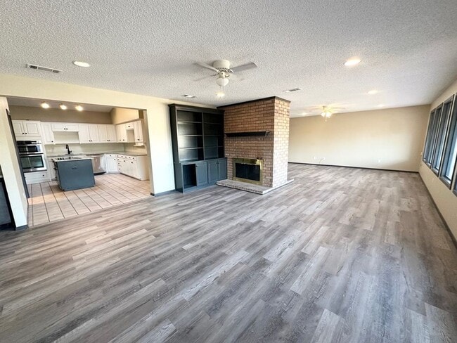 Building Photo - 5 Bedroom 3.5 Bath Ready to Rent ASAP!