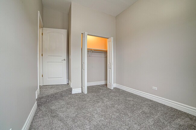 Building Photo - 4858 S Prairie Ave