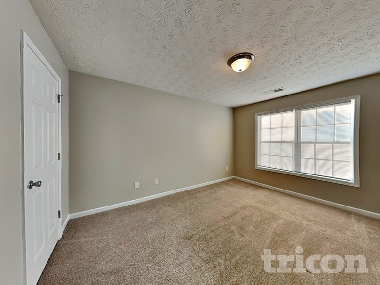 Building Photo - 180 Prince Edward Way