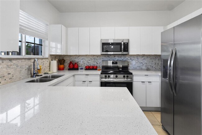 Building Photo - 2741 NE 4th St