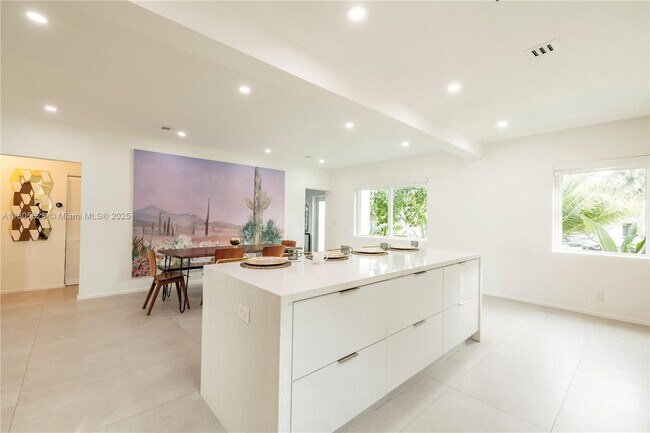 Building Photo - 725 NE 81st St