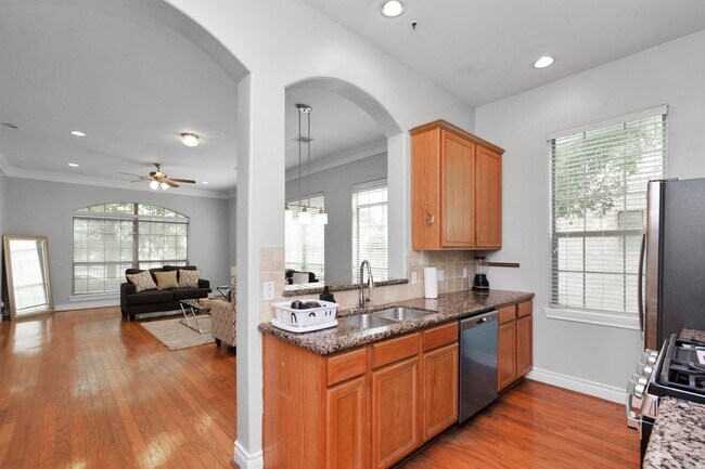 Building Photo - 9038 Lakes Dr