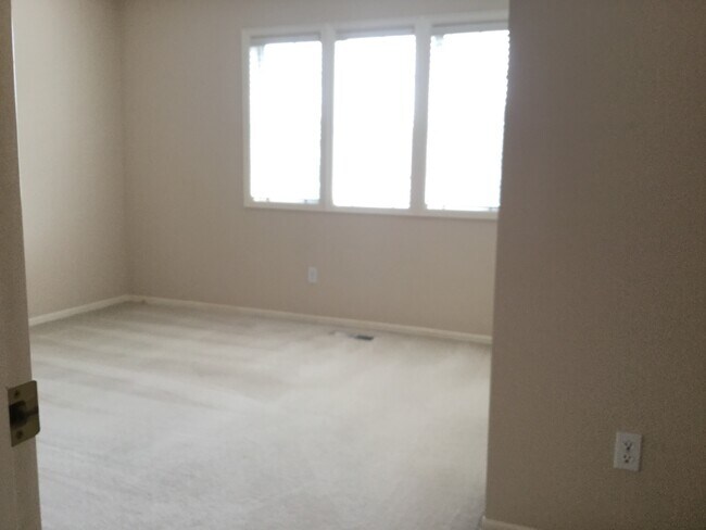 Building Photo - RARE OPPORTUNITY - 4 beds and 2.5 bath in ...