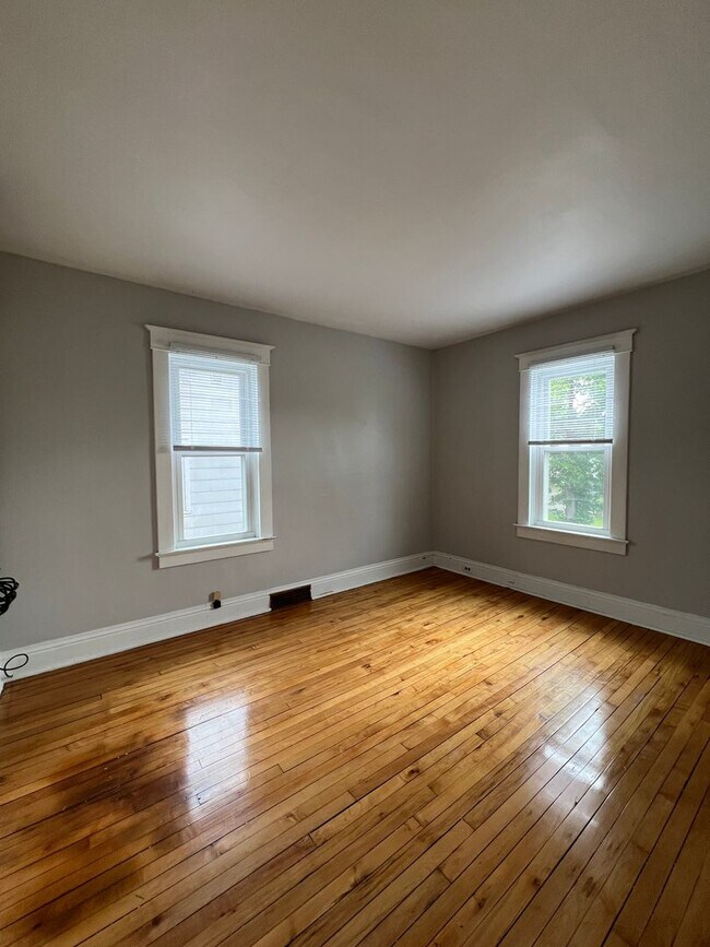 Building Photo - 4 Bedroom 2 Bath House Available in Wausau NOW!