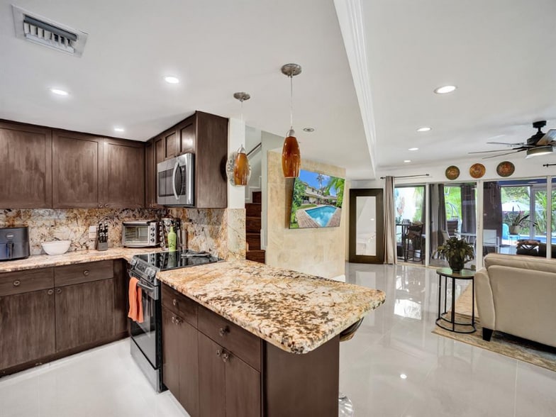 Building Photo - 814 SE 13th St