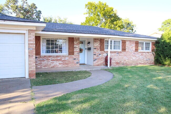 Building Photo - Large Updated Home!