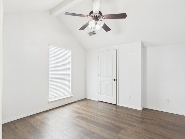 Building Photo - 4/2/2 in City View!