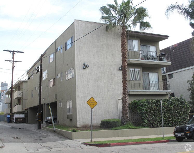 Building Photo - 830 S Barrington Ave