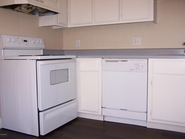 Building Photo - 2808 E Le Marche Ave