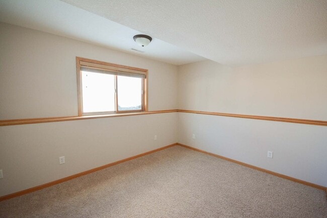Building Photo - Move-In Ready4 BR with Large Yard!