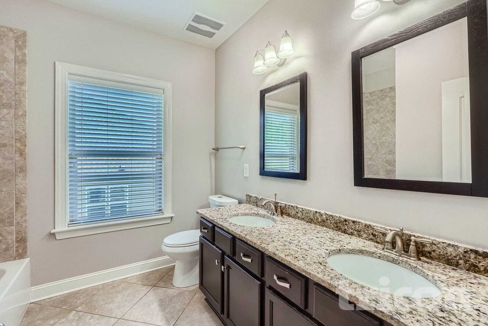 Building Photo - 6013 Hyde Park Drive