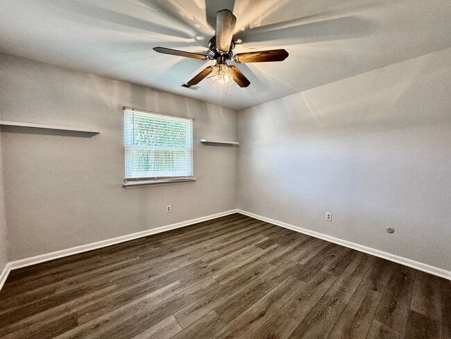 Building Photo - A Ranch Home In Great Neck!  Ready NOW!  P...