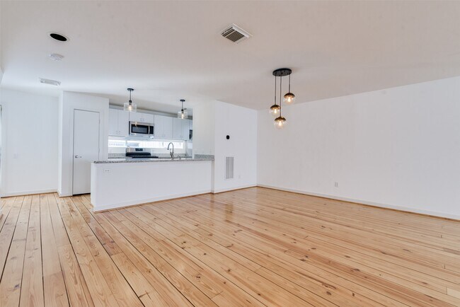 Building Photo - 1637 Tuam St
