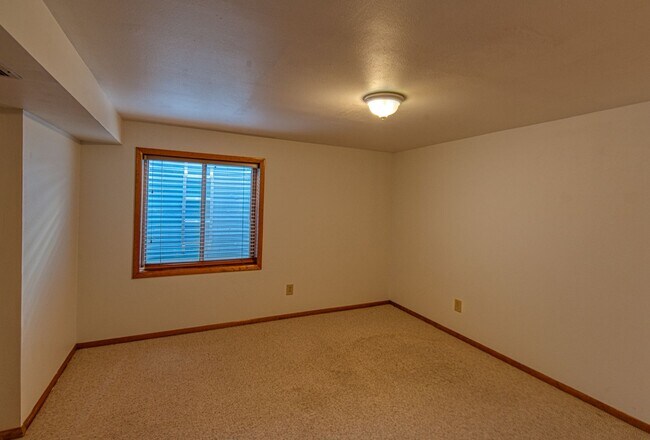 Building Photo - 3B/3B in The Shores with Finished Basement and 2 Car Garage!