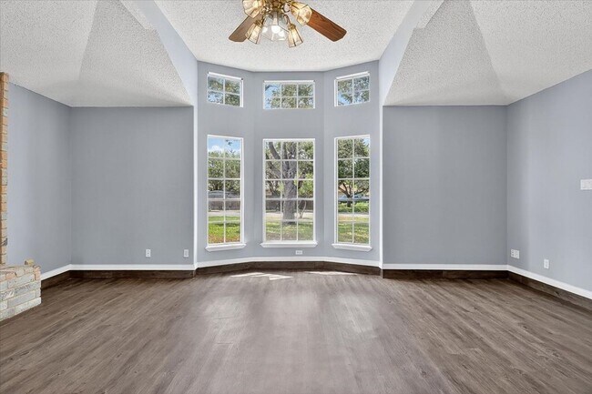 Building Photo - 6826 Holiday Ln