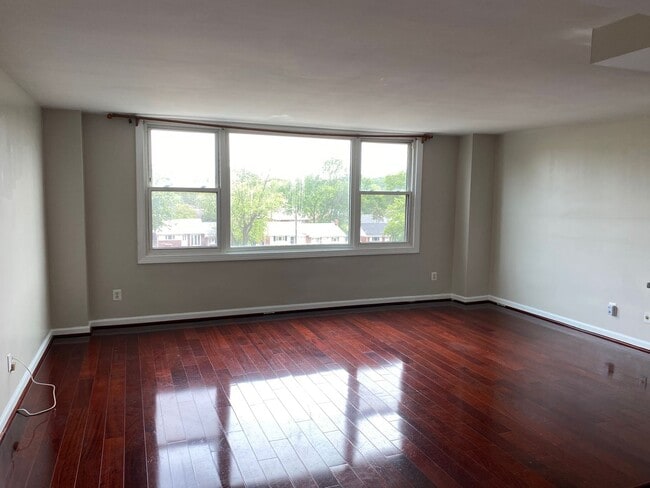 Building Photo - 1 Bedroom Condo With Den