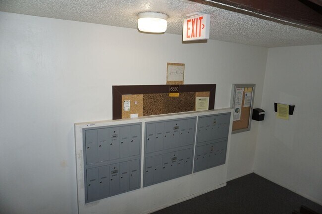 Building Photo - 3 Bedroom Rockrimmon Condo, NO DEPOSIT AND...