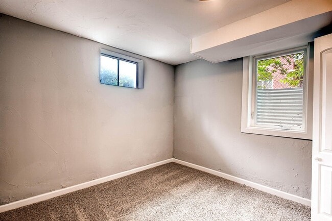 Building Photo - Updated 4-bed, 2-bath home - Blocks from Regis University!