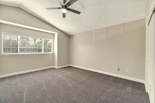 Building Photo - 6733 N Warren Ave