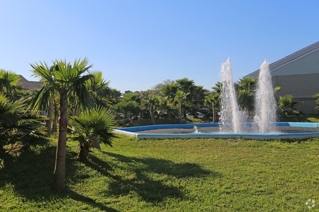 Building Photo - Falls of Braeswood