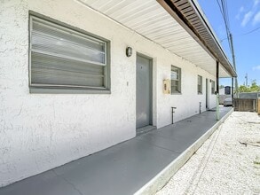 Building Photo - 65th Terrace N - Triplex