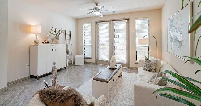 Building Photo - Prime Location, Free Move-In