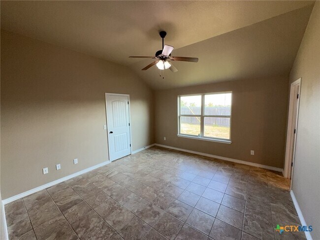 Building Photo - 406 Sladecek Dr
